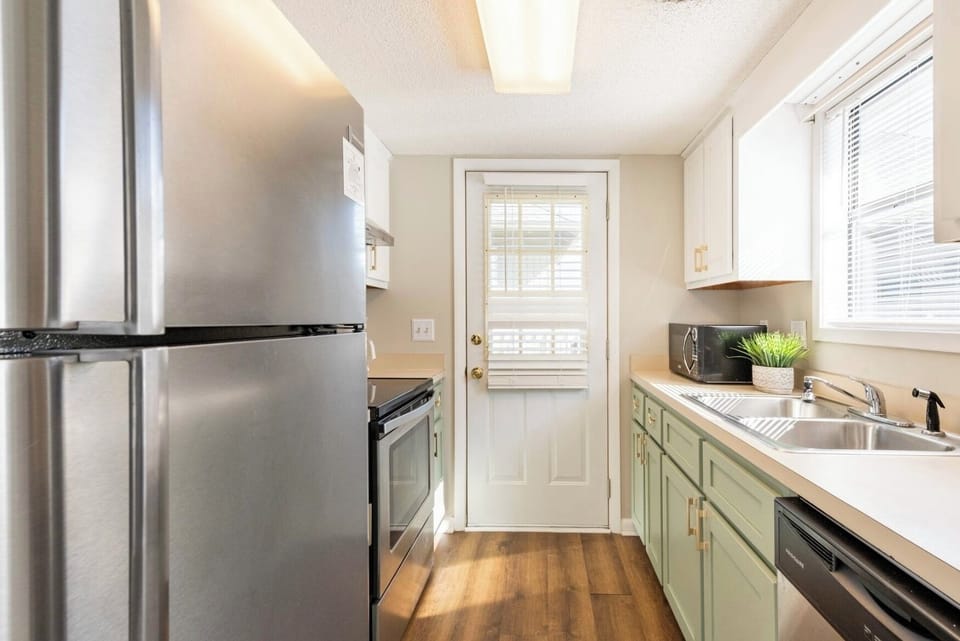 Fully stocked kitchen!