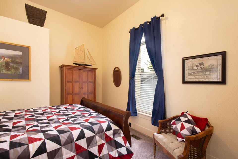 Third Bedroom w/ Queen Sleigh Bed & blackout curtains