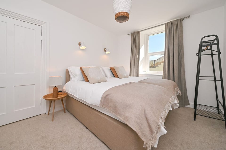 Twin bedroom or super king bed