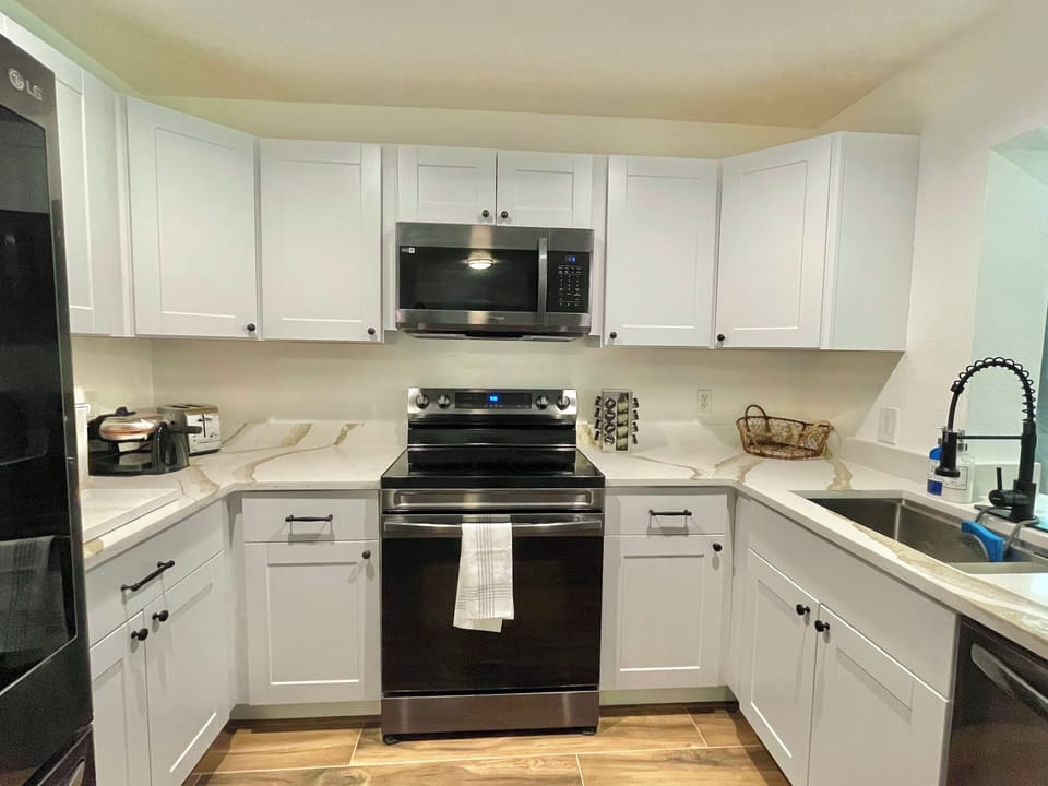 Full kitchen, spice rack, waffle breakfast & coffee provided