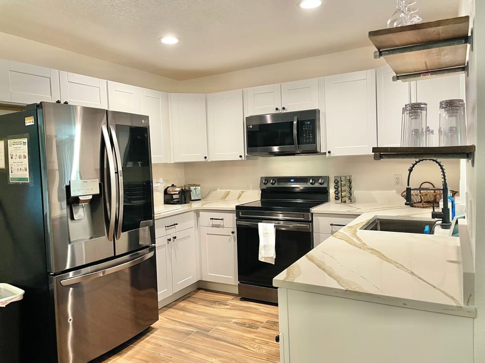 Full kitchen, spice rack, waffle breakfast & coffee provided