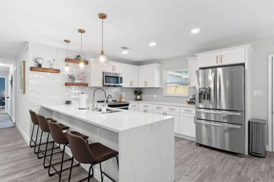 Seating for 4 guests at kitchen 