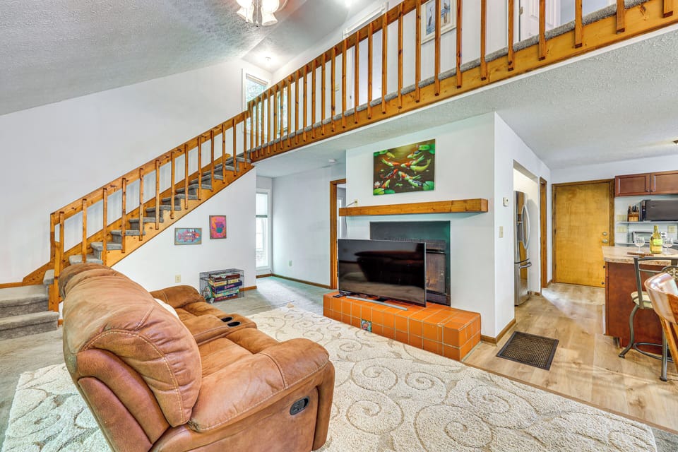 Living Room | Free WiFi | Central A/C | Smart TV