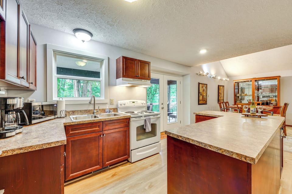 Kitchen | Cooking Basics | Coffee Maker | Paper Towels/Trash Bags Provided