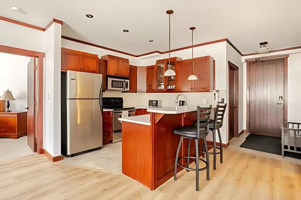 Kitchen with Breakfast Bar