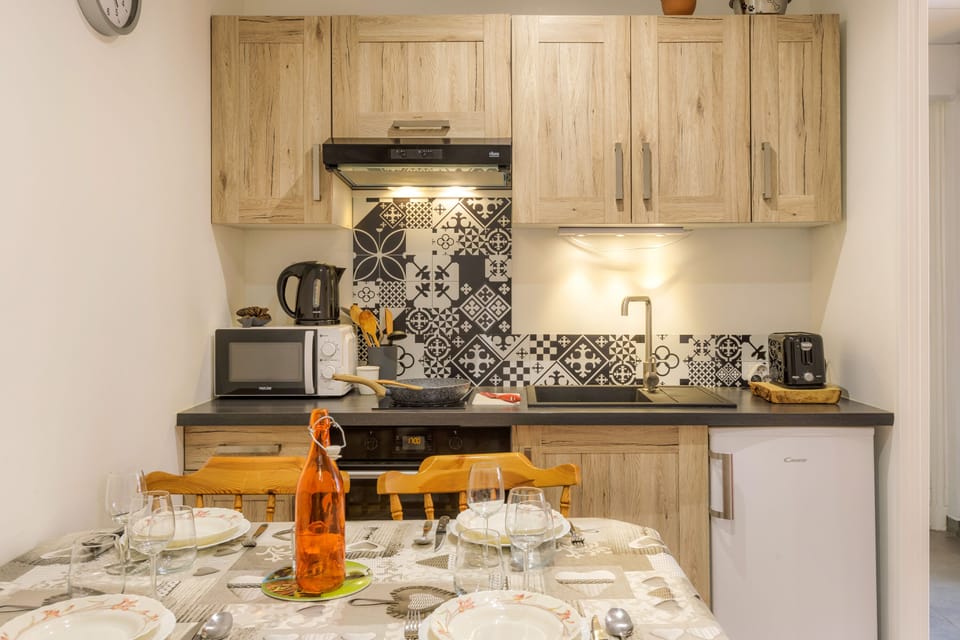 Equipped kitchen and dining area