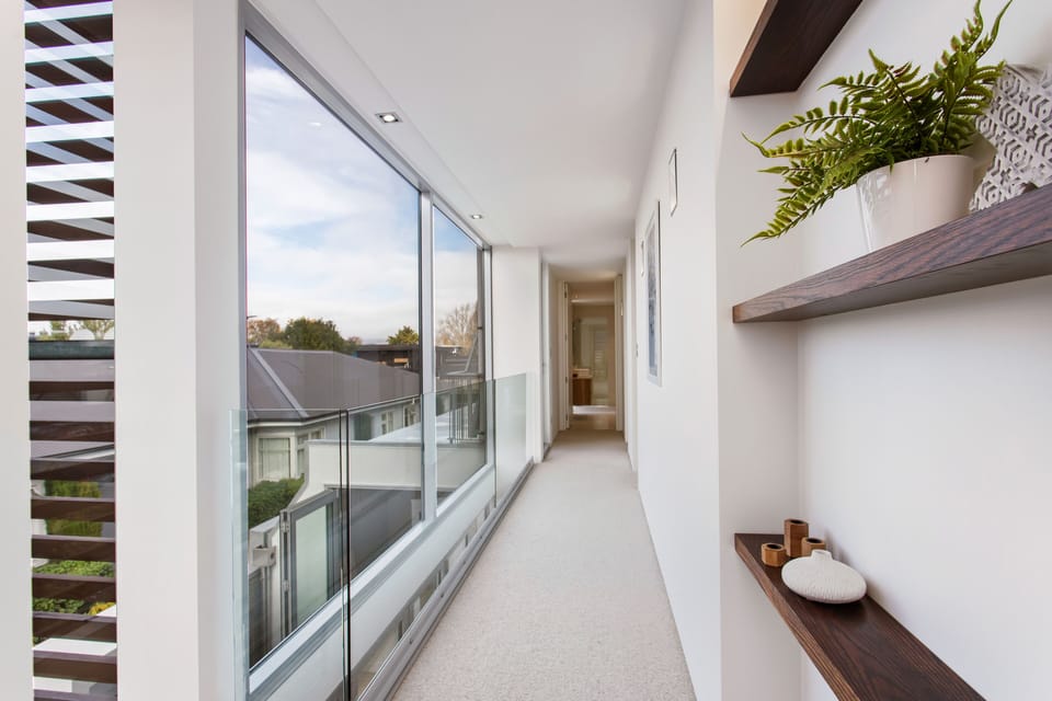 Upstairs gallery to all bedrooms 