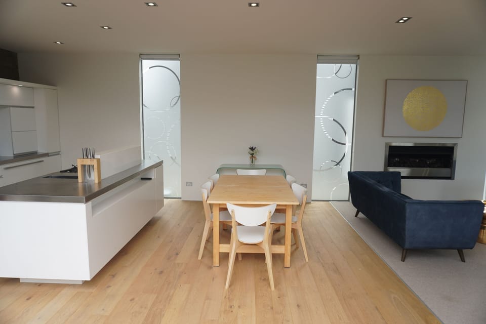 Dining area between kitchen and lounge 