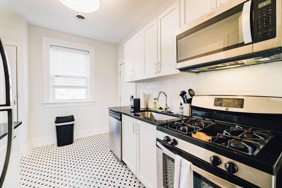"It was really great that the kitchen had items to cook with, made the one dinner that we cooked all the more easy and romantic." - Gabriel, 5 Star Review