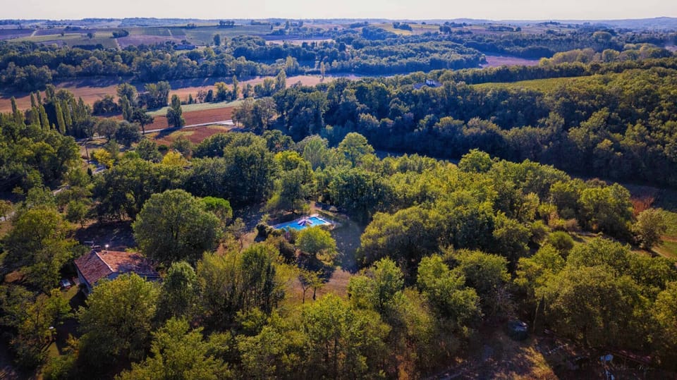 Large wooded grounds of 2 hectares - Covered terrace with outdoor kitchen + garden furniture - 1 outdoor table - 12x5m swimming pool - deckchairs and parasols - 1 private car park.