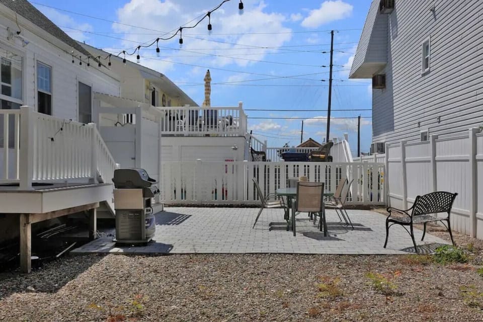 Large fenced backyard for BBQ and play