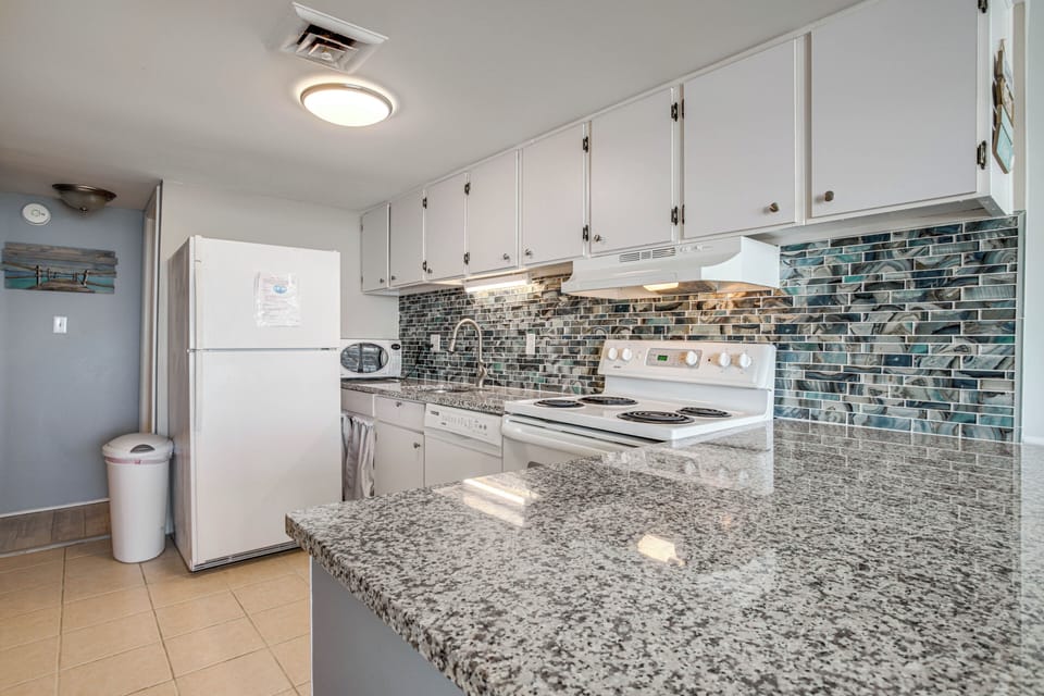 Kitchen | Keurig Coffee Maker | Blender | Slow Cooker | Toaster