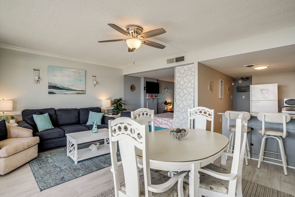 Dining Area | Dishware/Flatware Provided