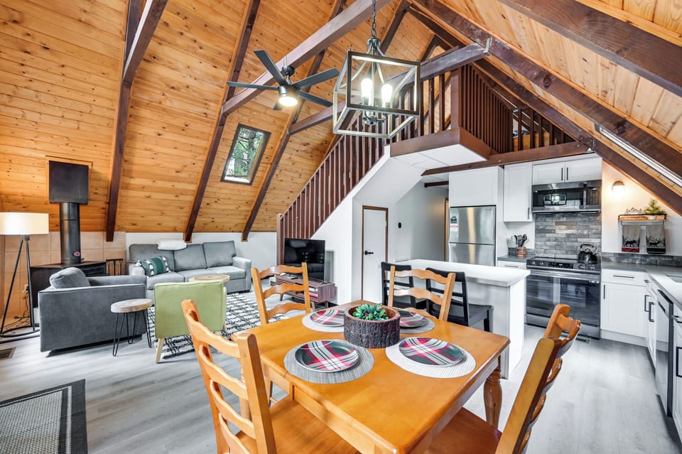 Living Room | Dining Table | Free WiFi