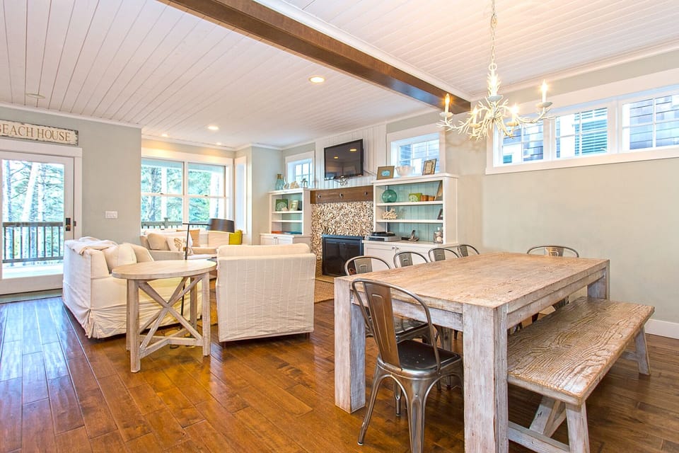 Dining room with seating for up to 10 and 6 at the kitchen bar 