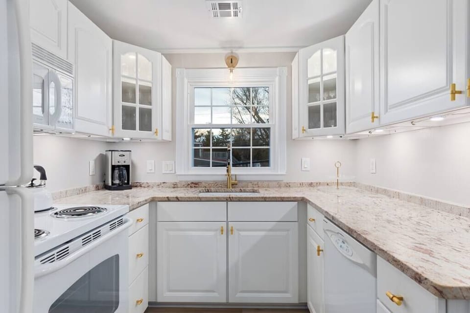 Fully equipped eat-in kitchen with stove, microwave, dishwasher, refrigerator, and garbage disposal. Drip Coffee machine, French press and Nespresso machine available with coffee provided. 