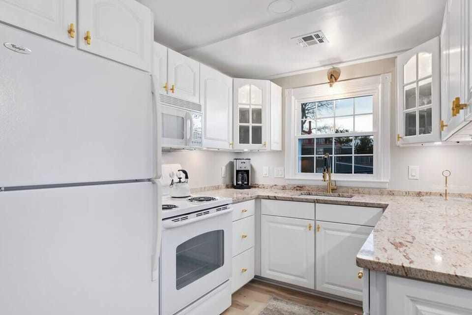 Fully equipped eat-in kitchen 
