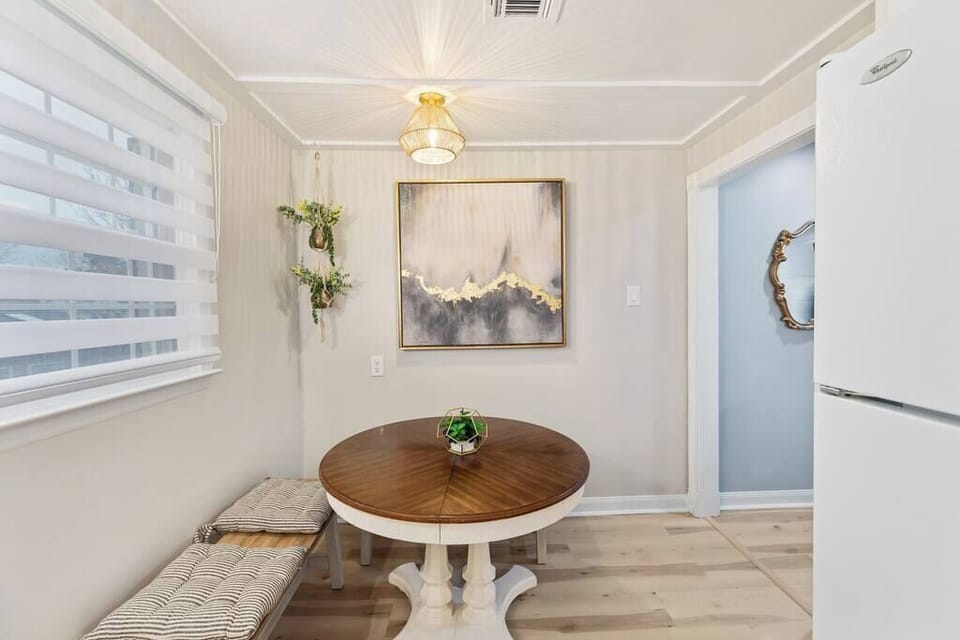 Fully equipped eat-in kitchen 