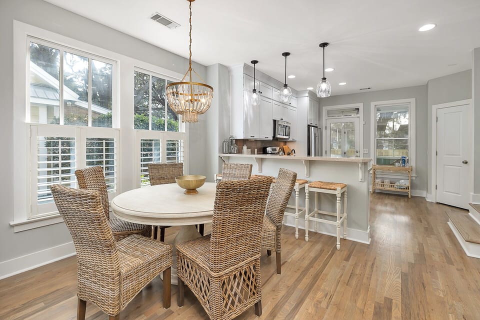 Dining room with seating for 6 people