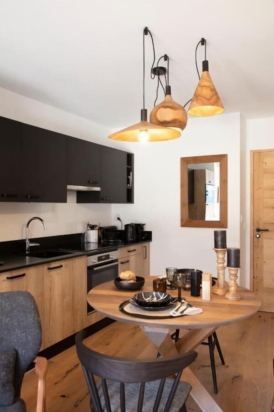 Take advantage of our fully equipped kitchen and dining area.