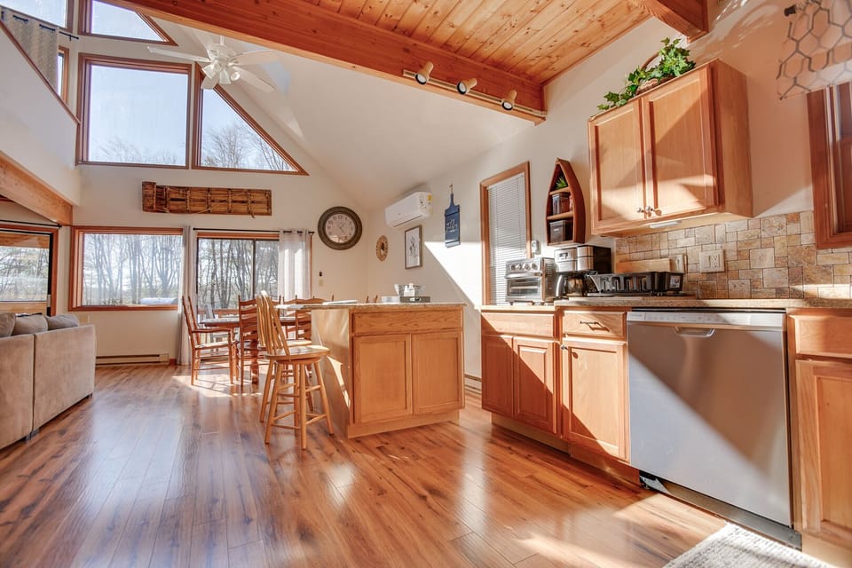 Check out these beautiful, high ceilings and skylights which flood the space with natural light year-round!
