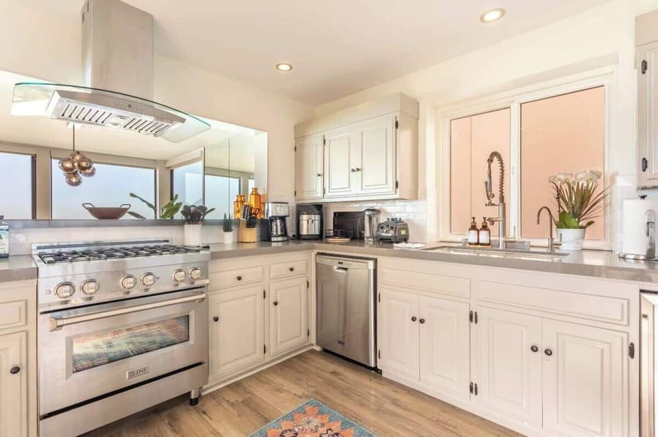 Cook up a feast in our stylish, fully-stocked kitchen—the perfect mix of modern design and homey convenience.https://www.youtube.com/watch?v=TlO2KiY2tow