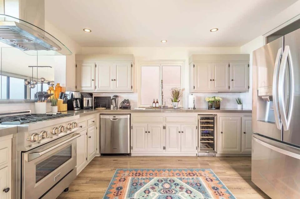 Modern, fully-equipped kitchen, perfect for cooking delicious meals in a stylish and functional space.
https://www.youtube.com/watch?v=TlO2KiY2tow