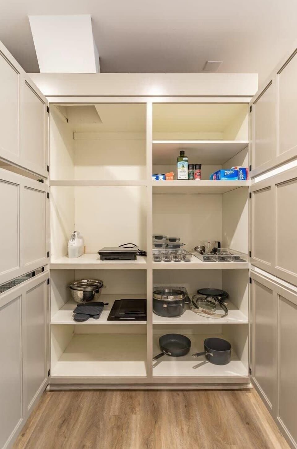 This built-in closet keeps your beachwear, bags, and essentials neatly organized—because a clutter-free space means a stress-free stay.