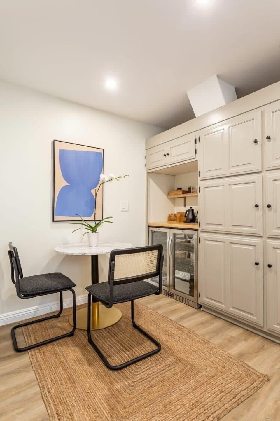 This simple table setup is perfect for meals, laptop work, or mapping out your Manhattan Beach adventures.