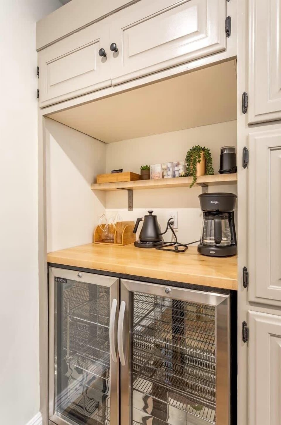From quick bites to morning coffee, this stylish kitchenette has all the essentials to keep your beach day fueled and easy.