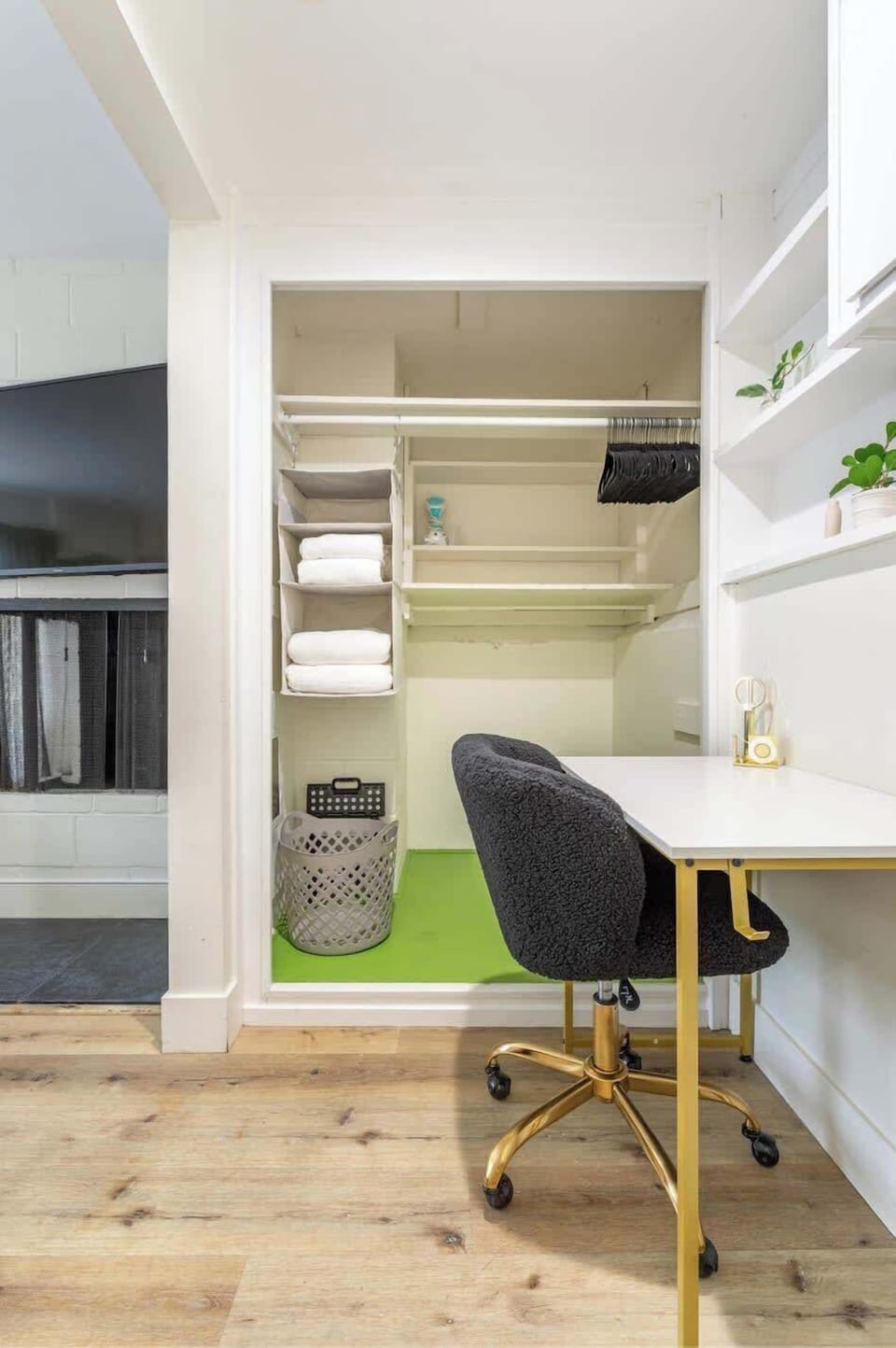 A versatile space with a table and chairs, perfect for work 


