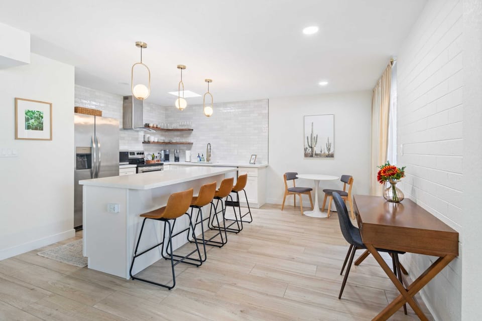 "Excellent place- as advertised! Comfortable, clean, well-taken care of, fully equipped kitchen, parking easy and convenient to all the fun in Scottsdale. Will stay again!" - Heather