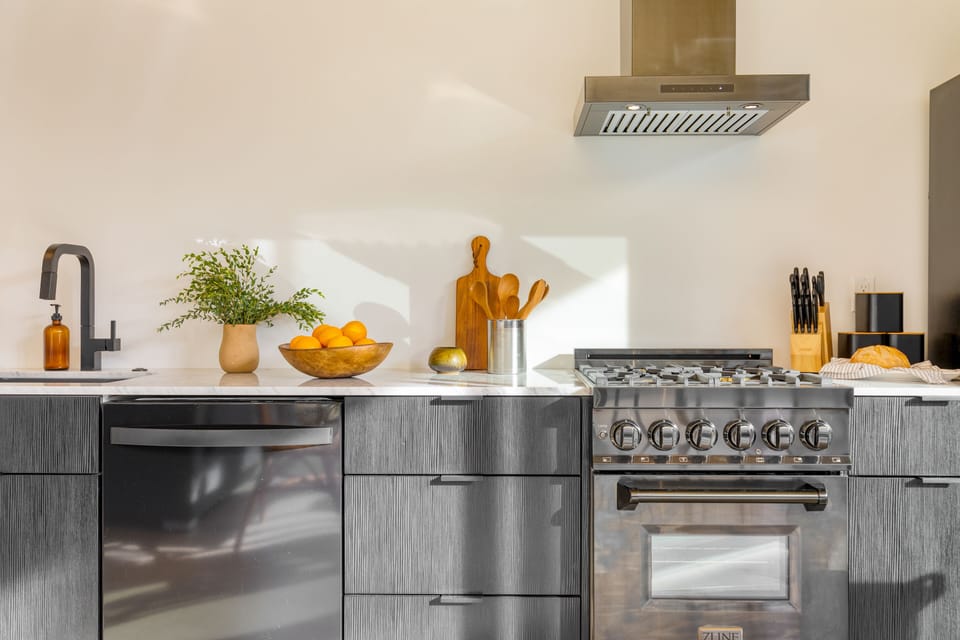 Gas range.