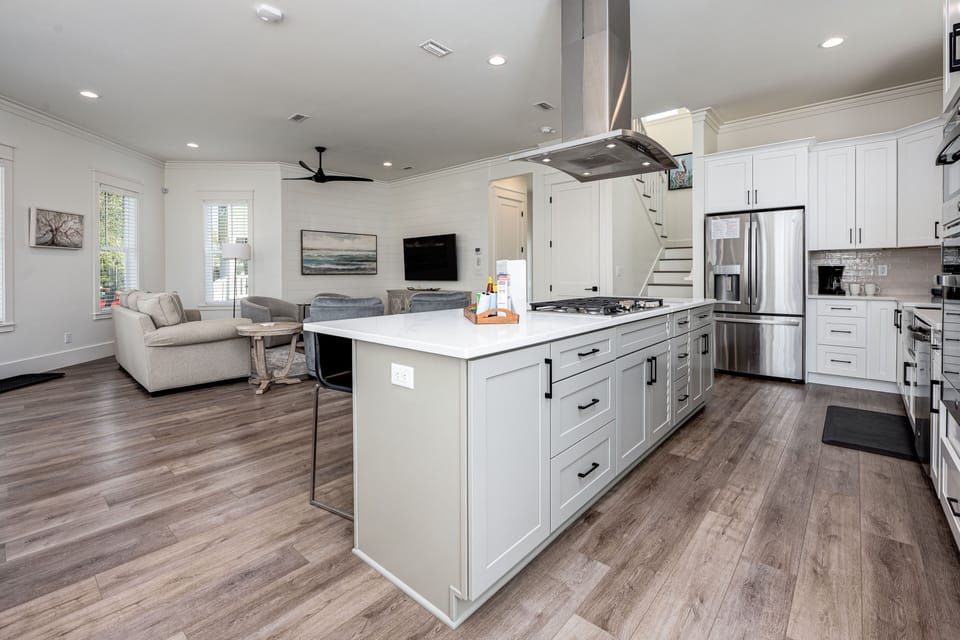 Kitchen island w/ additional seating for 6
