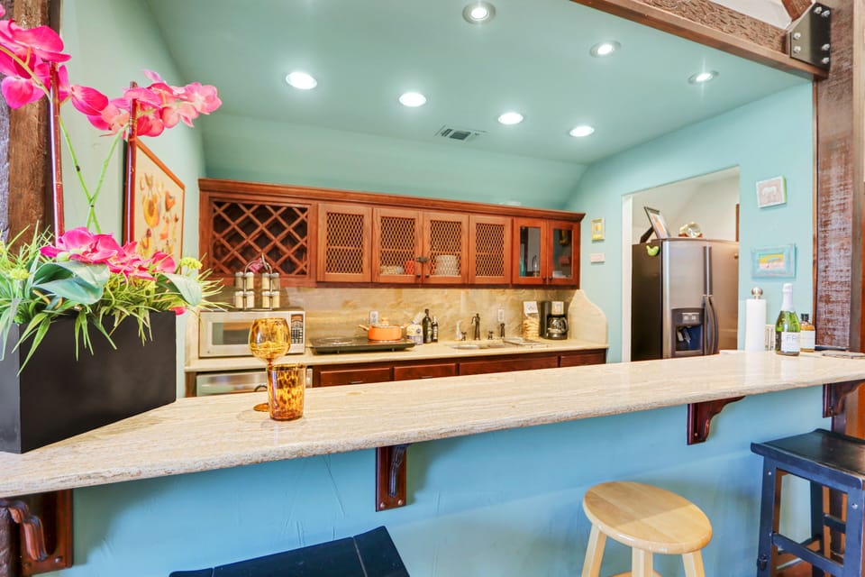 Kitchenette with bar seating