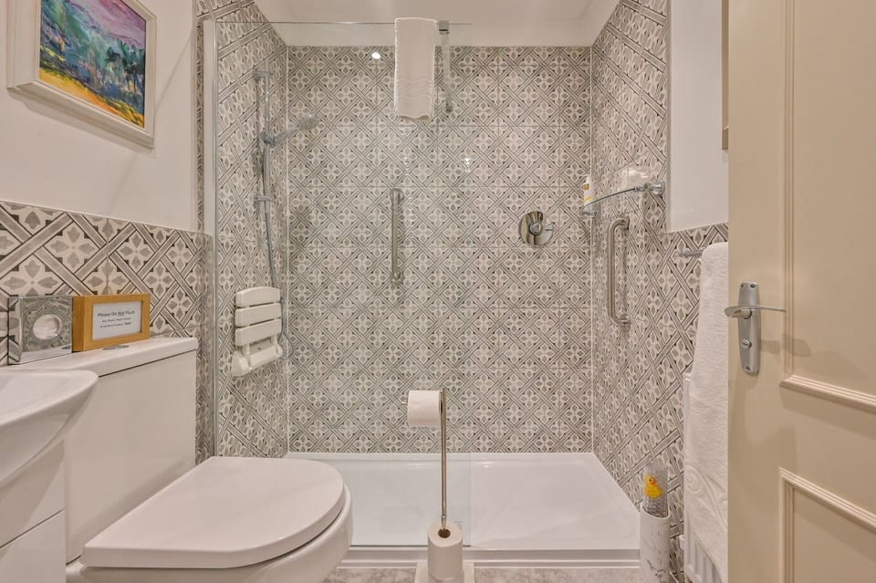 Shower room - Apartment 2 - The Muntham Holiday Apartments in Torquay.