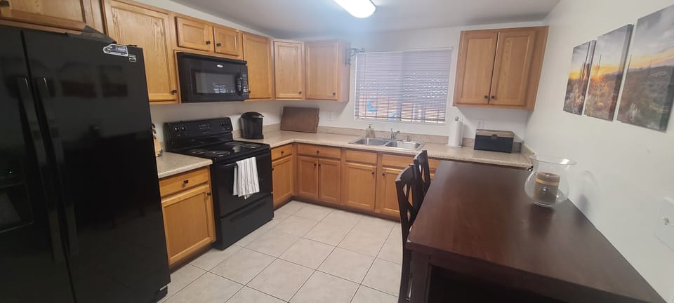 Spacious, fully equipped eat in kitchen 