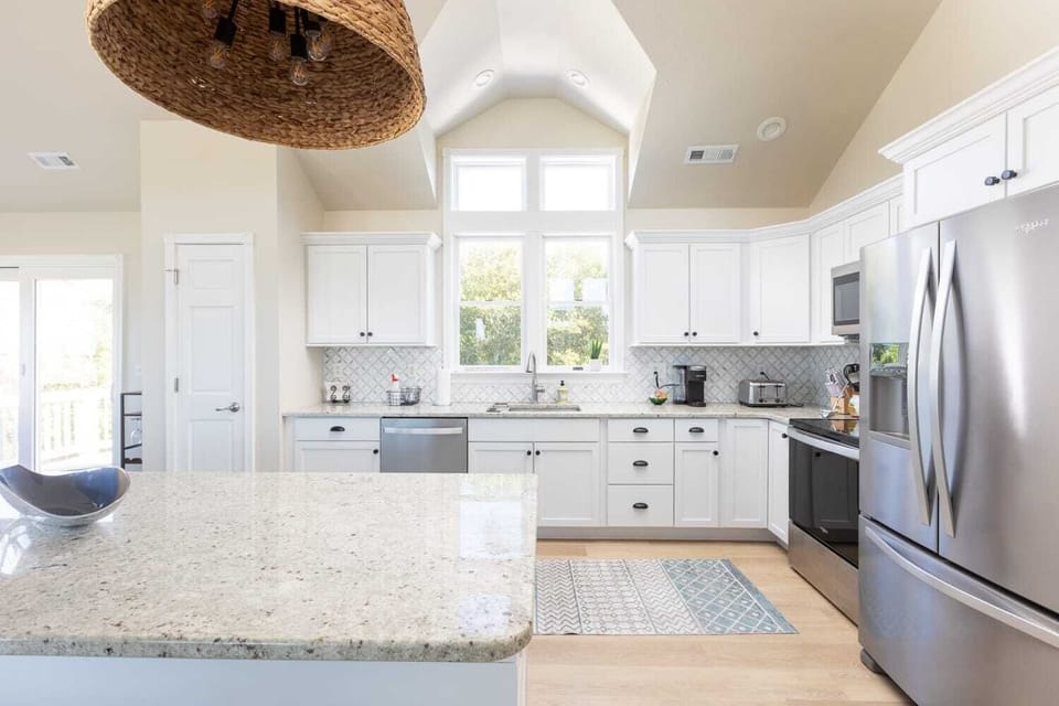 Modern Fully Stocked Kitchen