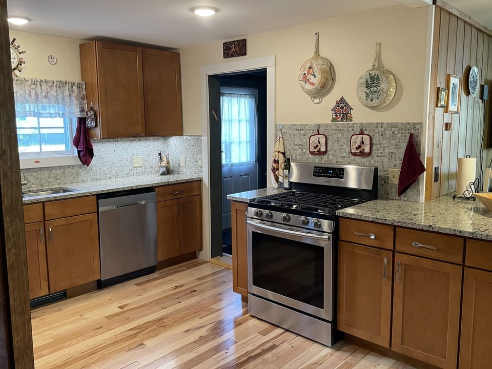 Fully stocked functional kitchen with open space to the living room 