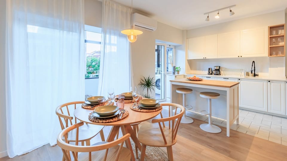 Spacious and ample living room, with a dining area for four people #practical #wonderful