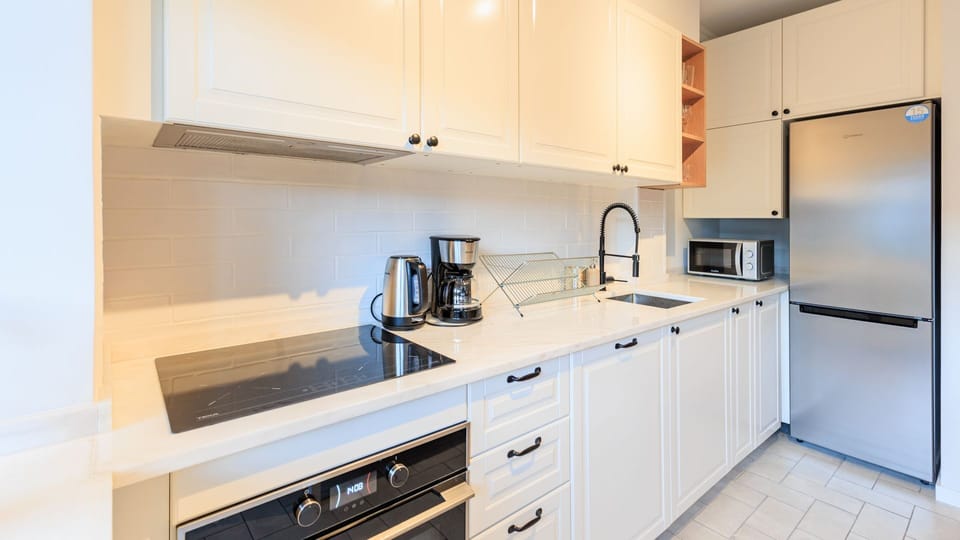 Spacious and ample coocking area to enjoy your favorite meals #kitchen #coocking