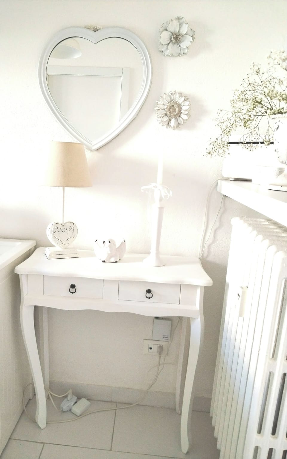 La consolle con l'angelo la lampada con il cuore e la candela bianca Shabby Chic