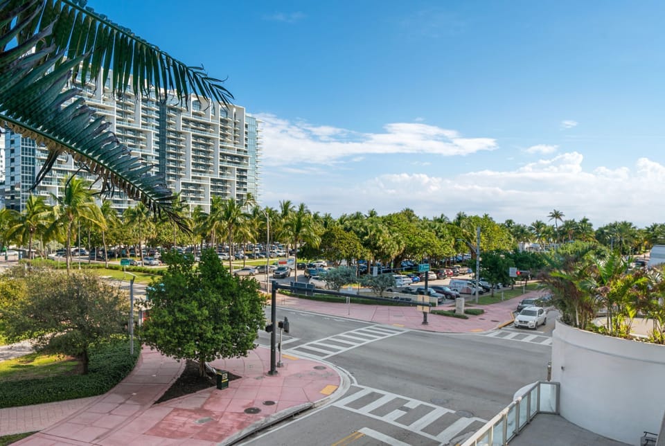 Collins Park, Collins Avenue and beach! The perfect location!