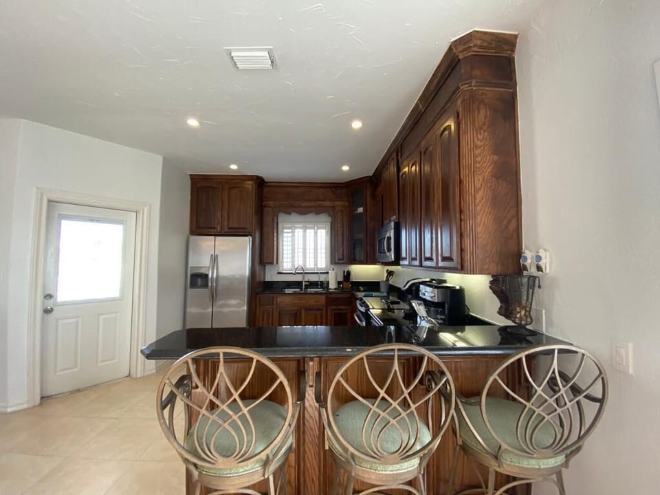 Vacation Villas Sunset Sky kitchen and bar