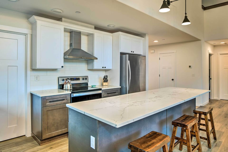 Kitchen | Equipped w/ Cooking Basics | Breakfast Bar