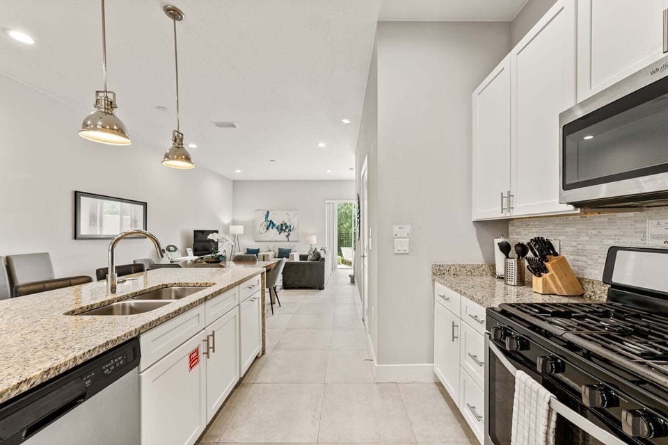 Fully equipped kitchen with all the appliances you need to prepare meals throughout the day.