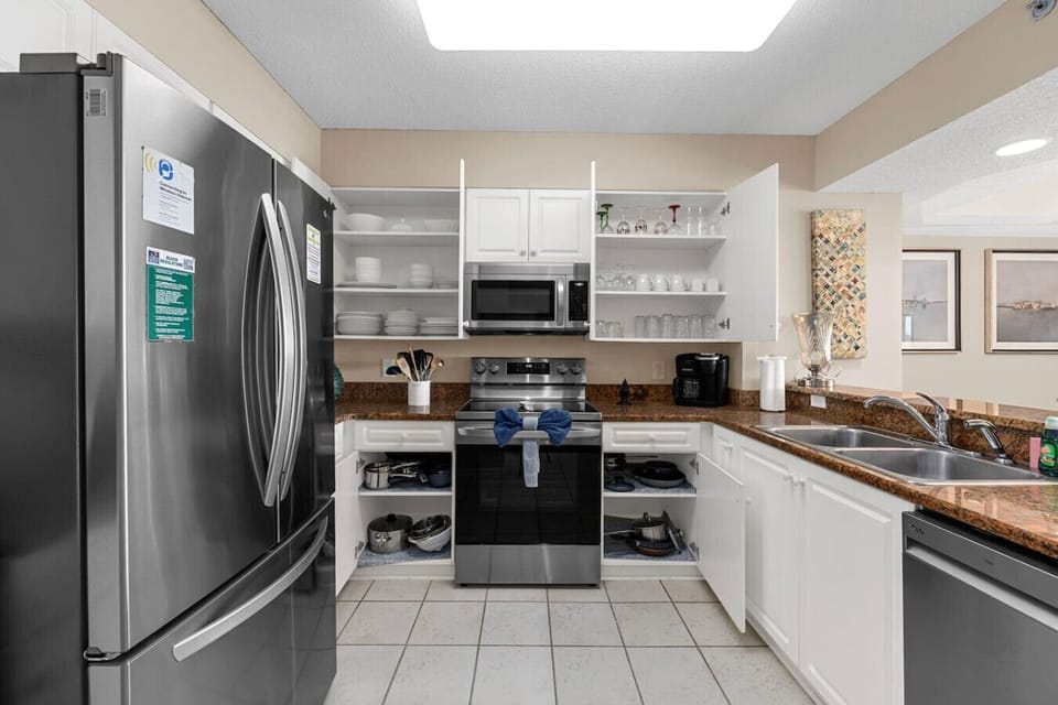 Dine in with ease thanks to tje fully stocked kitchen.