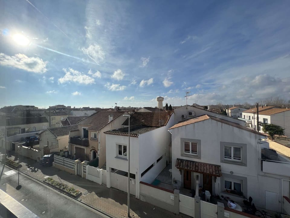 Central 2BR Apartment with Pool, Sleeps 6, Near Beach and Shops Apartment in Occitanie