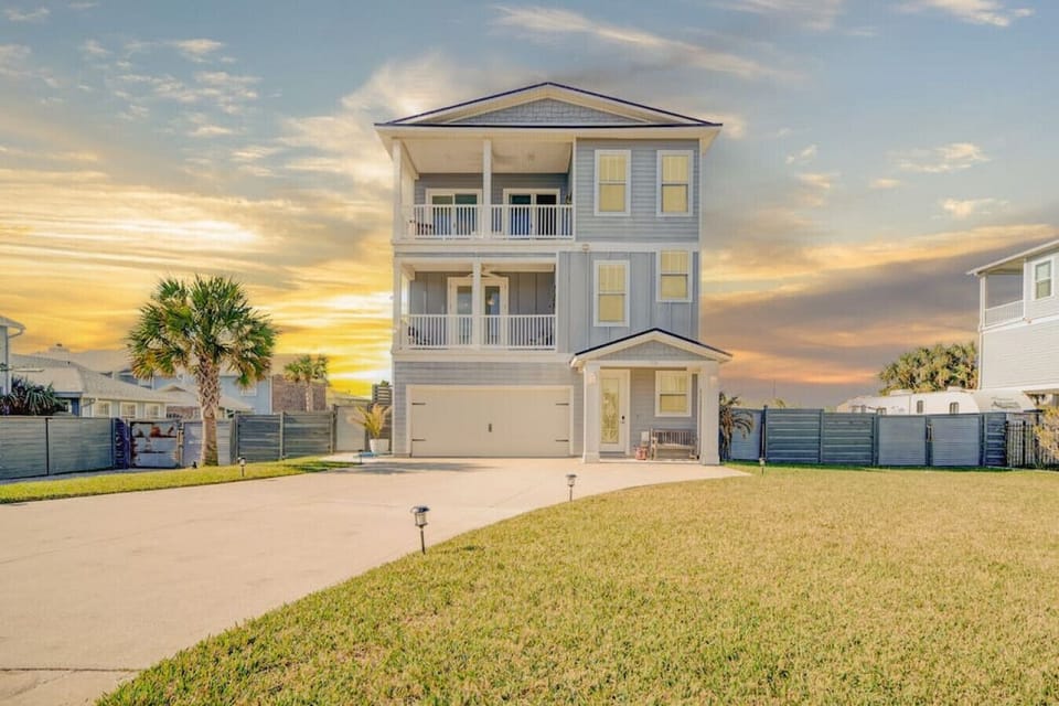 Welcome to Blue Birdie at Crescent Beach!