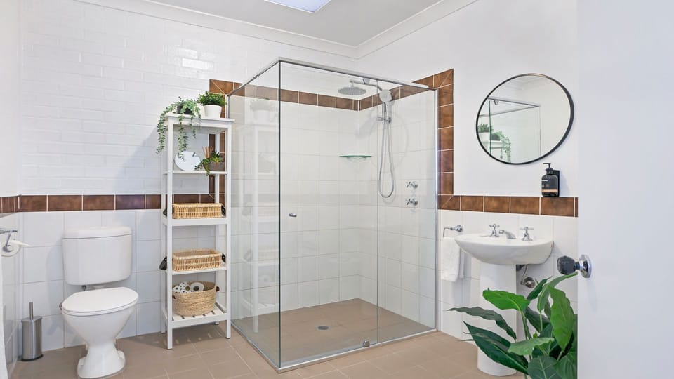 8 on Clarence | Shower | Linen included | Body wash
